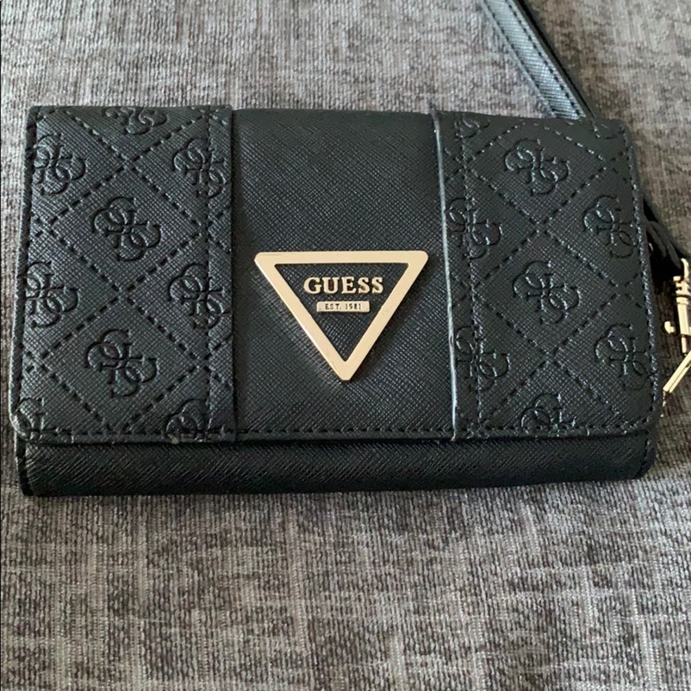GUESS WRISTLET WALLET